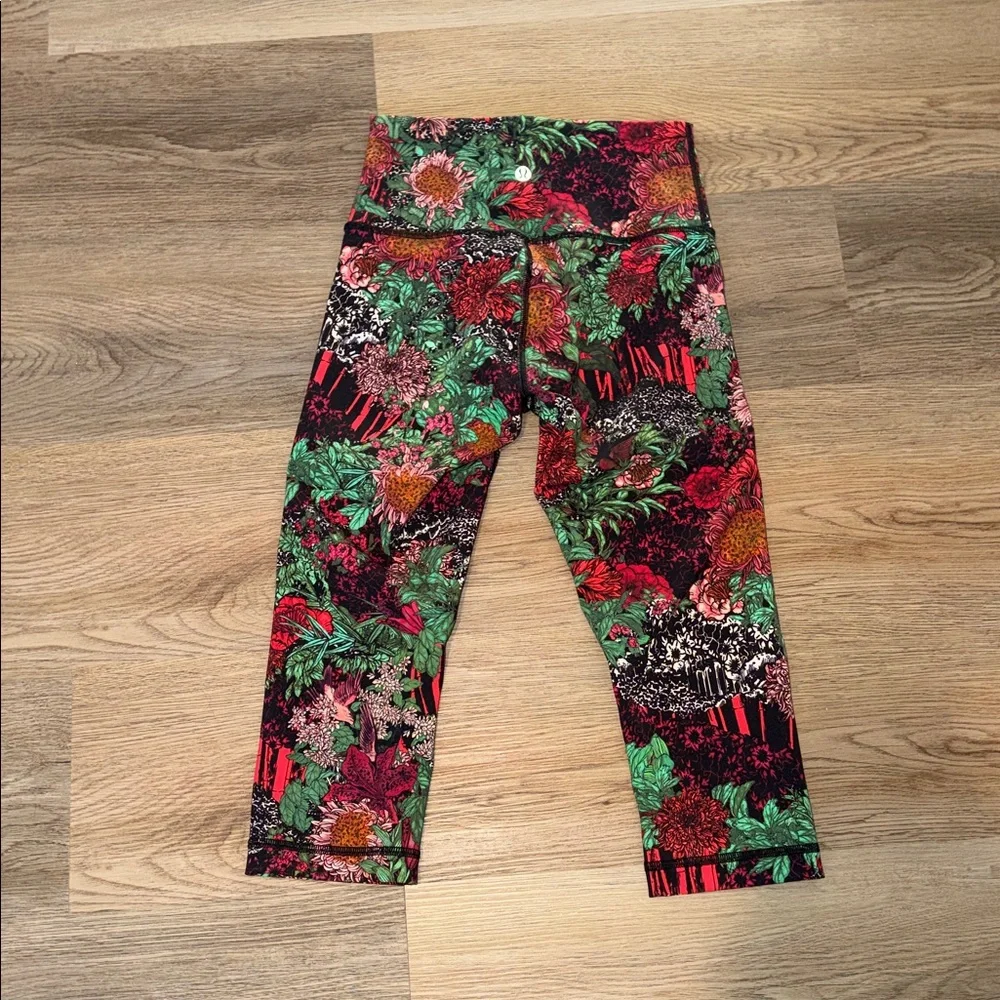 lululemon wunder under HR 1/2 tight floral 17”athletic leggings size 4